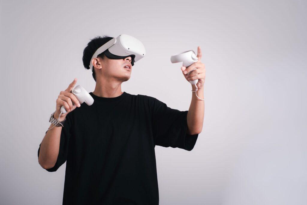 Mann nutzt VR Brille