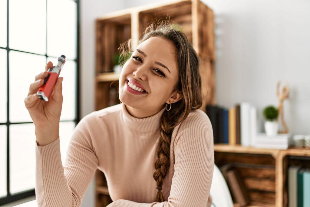 Eine Frau hält einen Vaporizer in der Hand