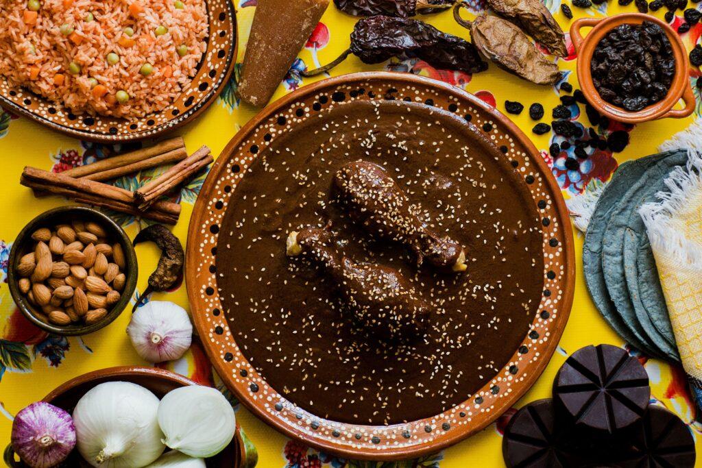 Traditionelles mexikanisches Gericht „Mole Poblano“ mit Hähnchenkeulen in dunkler Schokoladen-Chili-Sauce