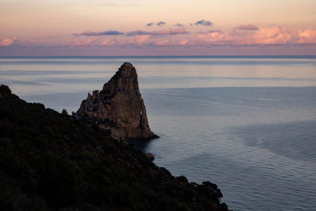 Pedra Longa an der Küste von Santa Maria Navarrese, Sardinien – beeindruckende Felsformation auf der Selvaggio Blu Trekking-Route, ideal für Naturliebhaber und ein Ferienhaus am Meer.