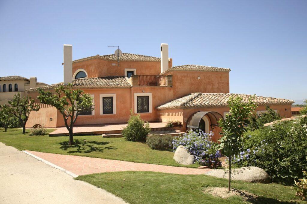  Stilvolle mediterrane Villa in Sardinien mit Garten und traditioneller Architektur nahe am Meer.