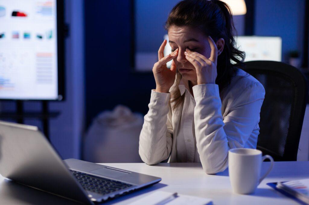 Erschoepfte Bueroangestellte am Laptop | Elf Bar Elfa