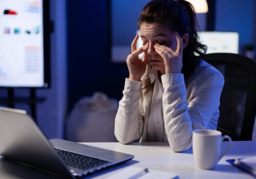 Fokus beim Arbeiten halten – was wirklich gegen das Mittagstief hilft