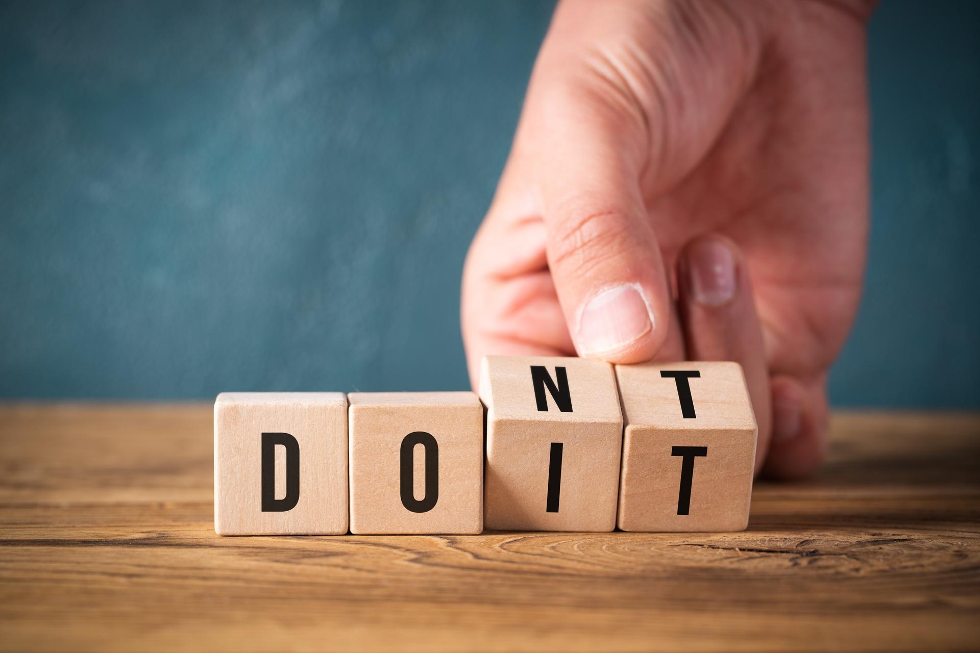 Holzbuchstaben mit Botschaft DO IT | Software Musikfachhandel

