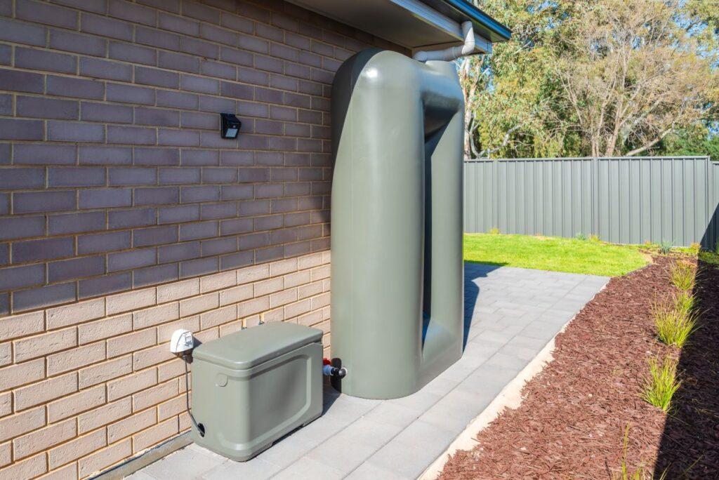 Moderne Zisterne fuer Regenwasser am Haus – nachhaltige Loesung zur Gartenbewaesserung und Wassereinsparung im privaten Bereich