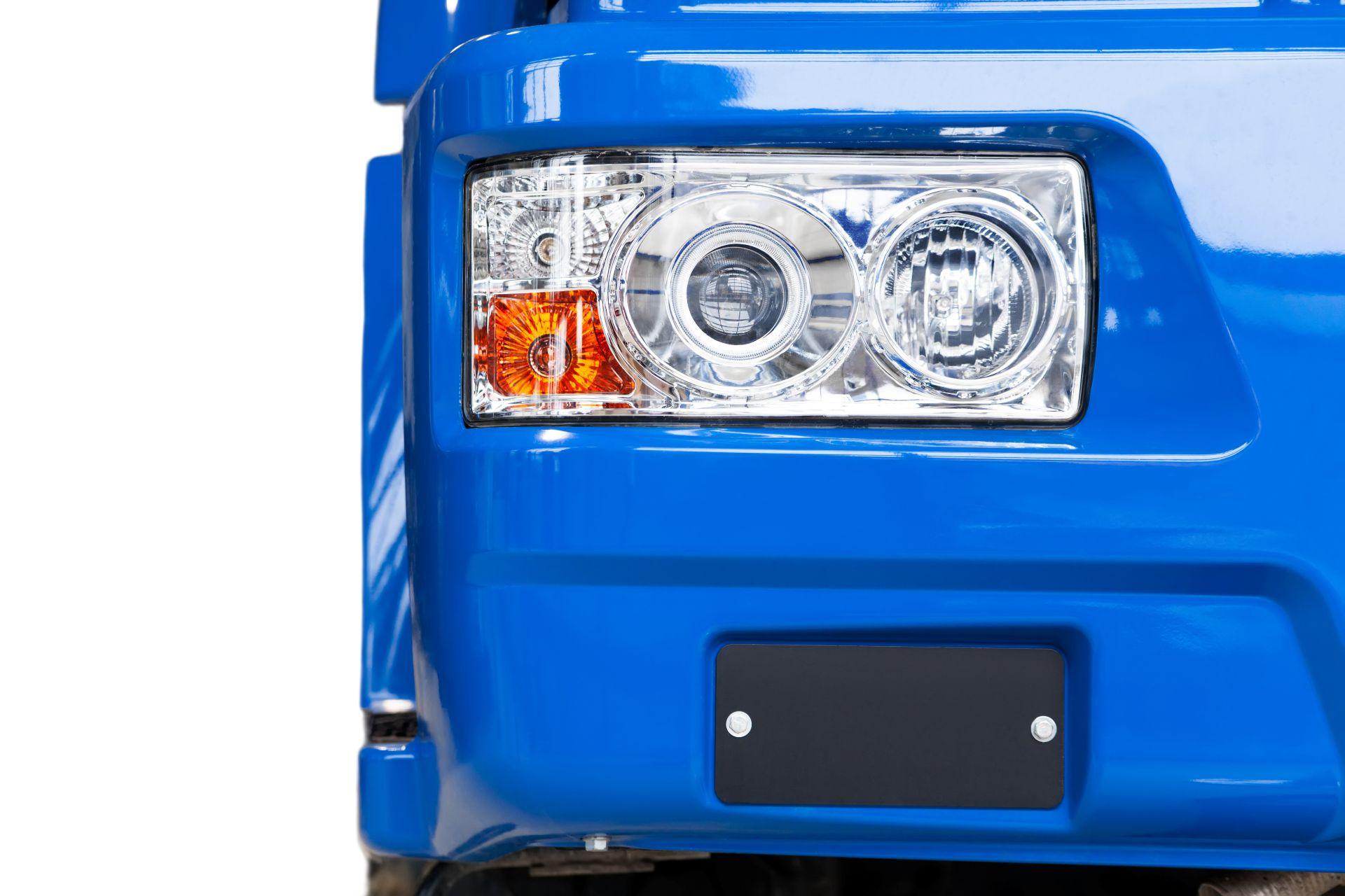 Nahaufnahme moderner Lkw Beleuchtung mit LED-Scheinwerfer