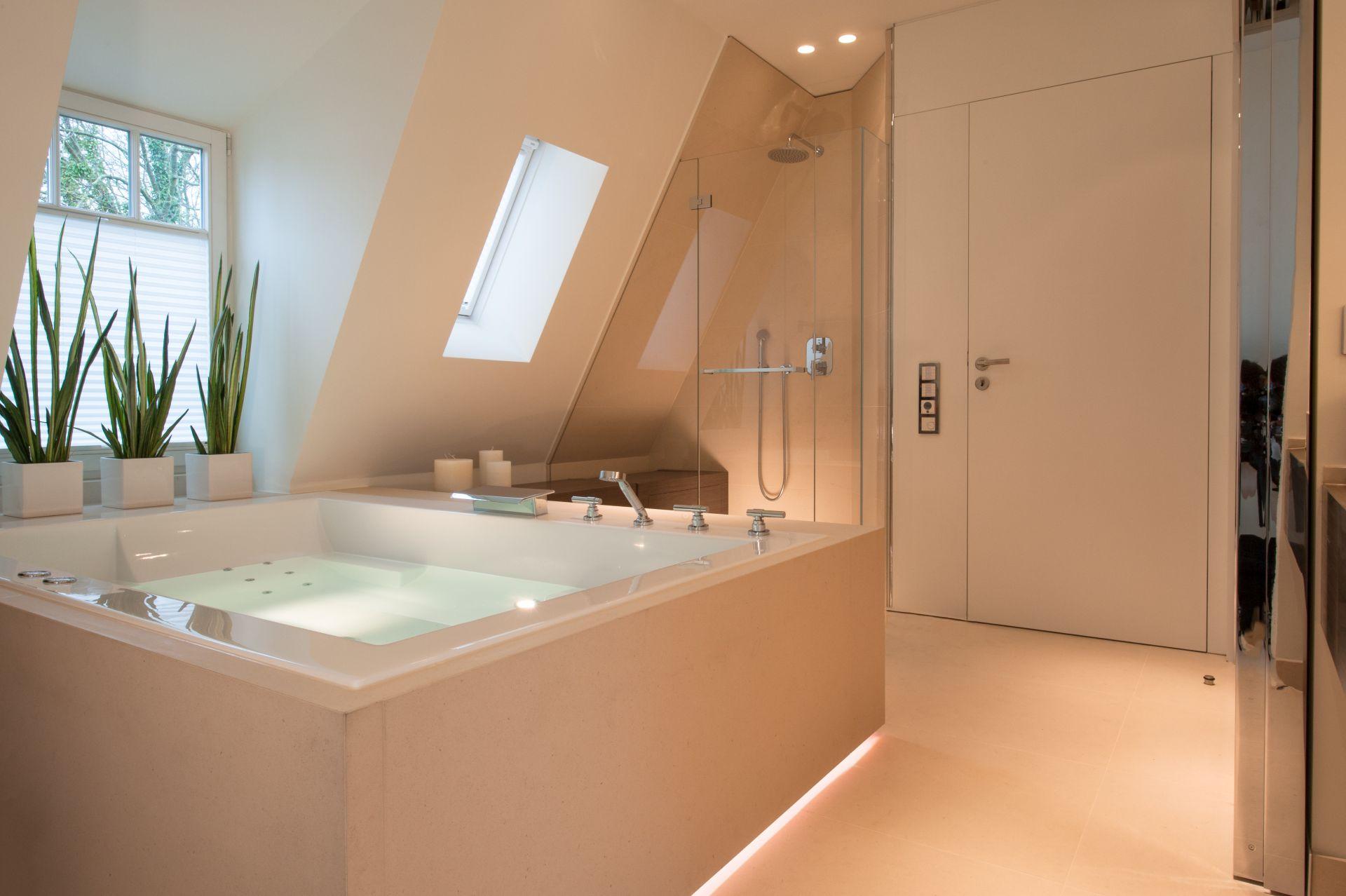 Whirlpool im modernen Badezimmer unter dem Dach fuer entspannendes Wohnen mit Stil