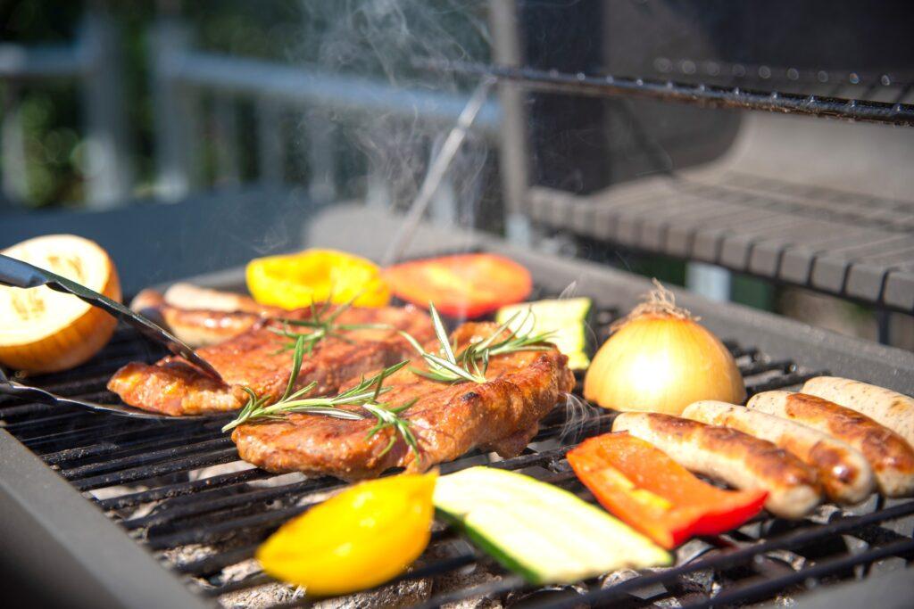 Fleisch, Würstchen und Gemüse auf dem Grill | Schwenkgrill kaufen